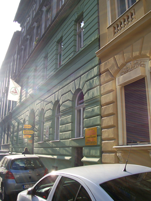 Szkfrontwithflag_hostelli,aparthotel_Budapestissa