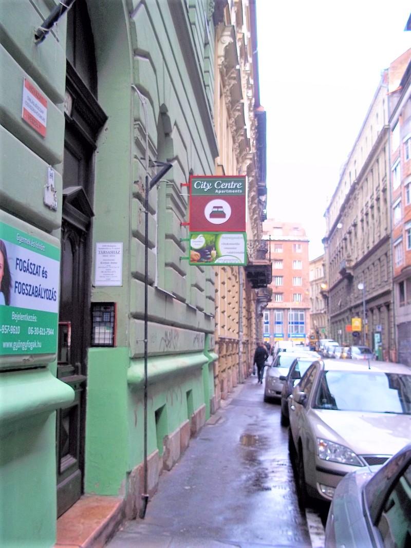 budget studio apartments on long term to rent in Budapest center near universities