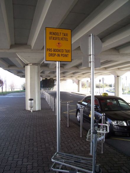 prebooked taxi sign aparthotel hostal habitacion para grupos en Budapest