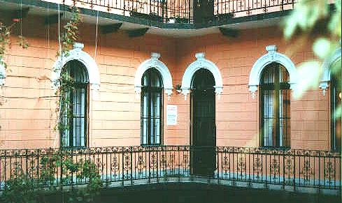 Apartement-hotel_w_Budapeszcie_Szk 6 court yard_Pokoje_z_osobn�_�azienk�