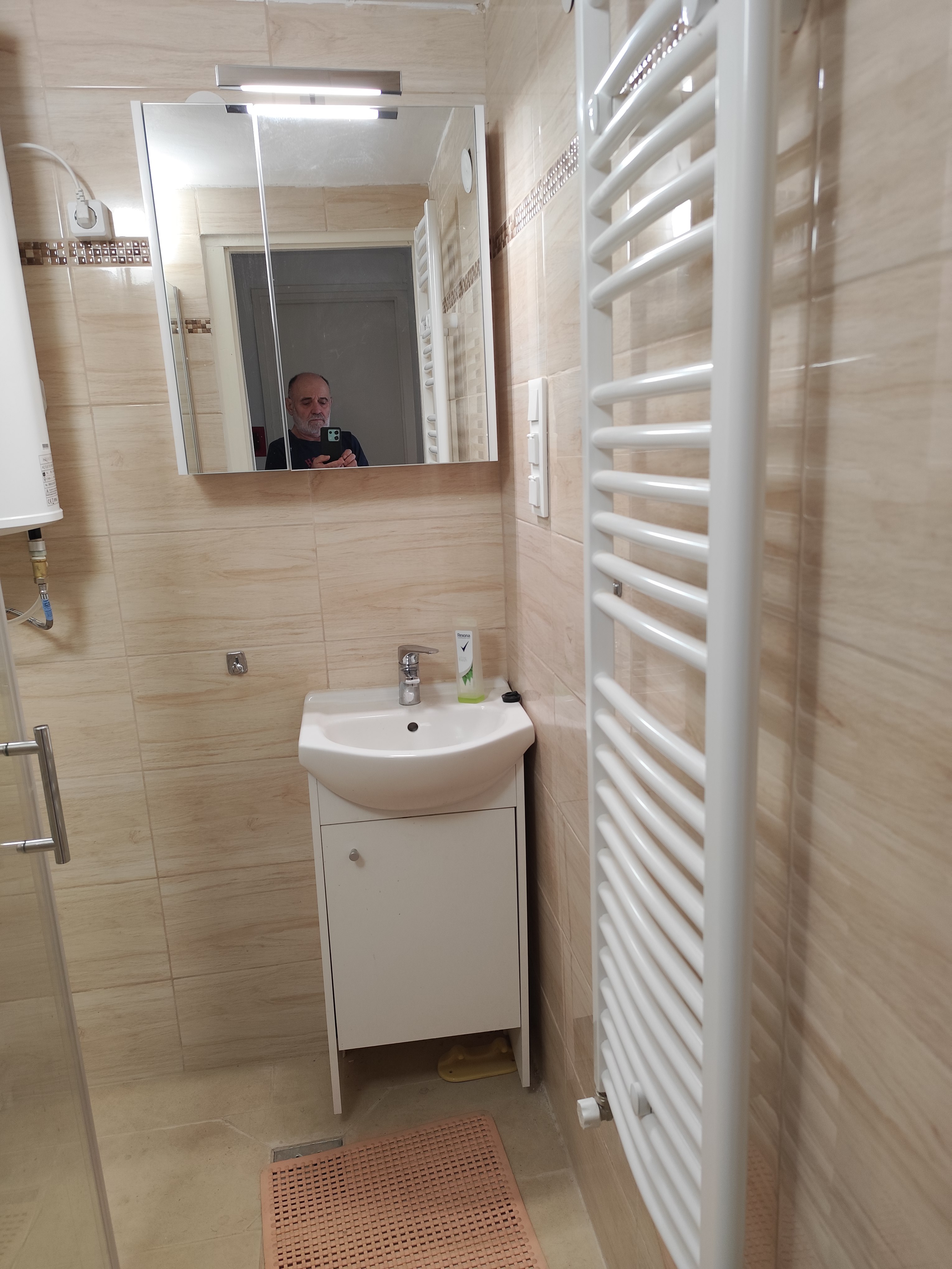 szobák külön fürdővel, saját fürdővel, hűtőszekrénnyel, családi házban kiadók